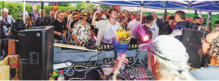 Tanzen unter freiem Himmel: Der «vibe Daydance» bringt am 6. September Tech-House und Techno aufs Casa-Segreto-Dach. Bild: zVg