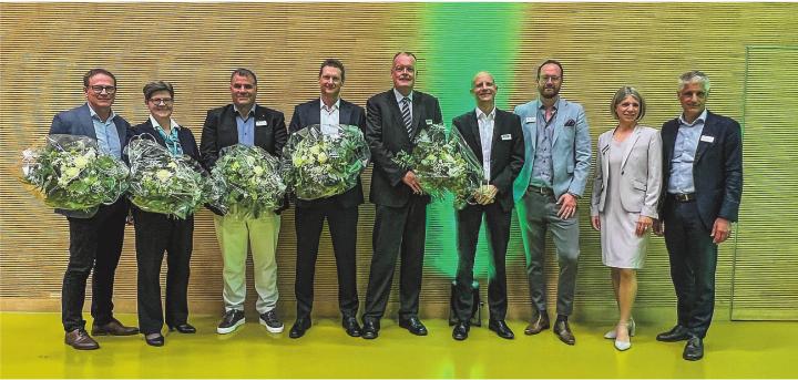 Der neue und alte Verwaltungsrat und die Bankleitung (v.l.): Martin Hübscher, (neu), Bettina Gysi (neu), Valentin Schnyder (zurückgetreten), Emil Walt (bisher, neuer Präsident), Andreas Bergmann (bisher, als Präsident zurückgetreten), Bankleiter Jürg Randegger, Bernhard Rüdin, Sibylle Kunz, Daniel Mägerle.