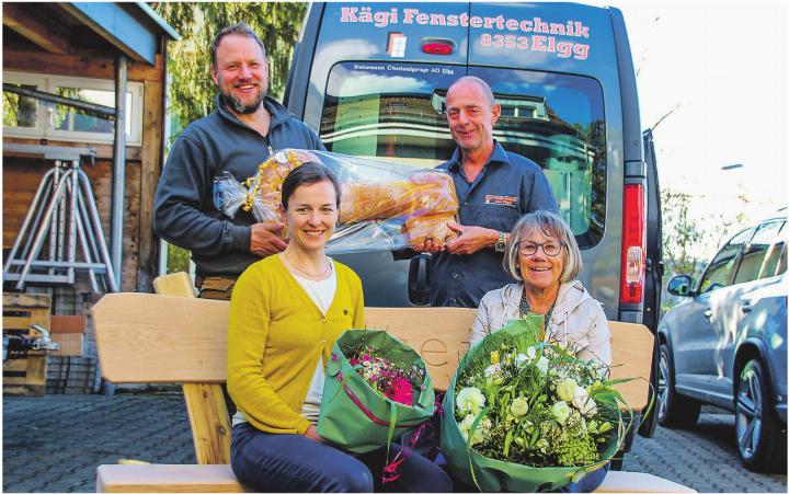 Beat und Astrid Kägi (rechts) übergaben den symbolischen Schlüssel an ihre Nachfolger Sascha und Nathalie Kägi. Bild: Brigitte Kunz-Kägi