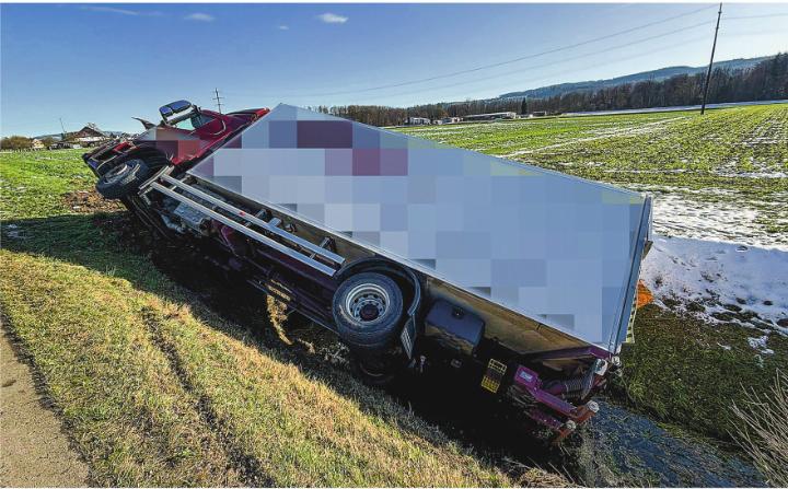 Der Chauffeur wurde beim Unfall leicht verletzt. Bild: zVg