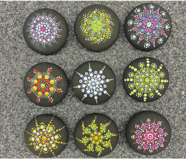 Malen, kleben, schneiden und verzieren: Am Basteltisch in der Bibliothek entstehen mit viel Fantasie kleine Kunstwerke.