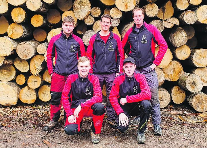Starten für Forst Elgg am Holzerwettkampf: Mathias Hollenstein, Jim Eberli, Roman Brazerol, Jan Fuchs, Christian Schaerer (von links). Bild: zvg