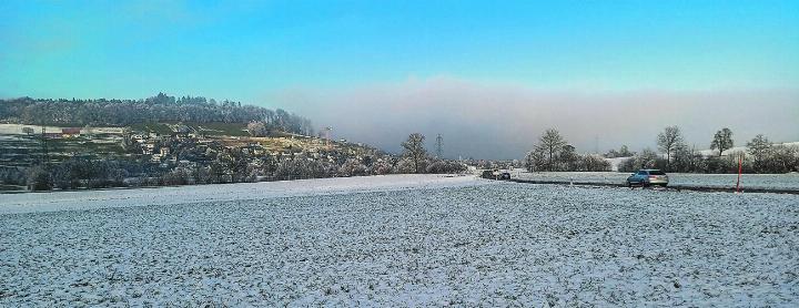 Auch am Nachmittag blieb es in Ettenhausen blau – in Aadorf jedoch grau. Bild: Kurt Lichtensteiger
