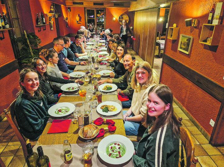 Die frisch volljährig gewordenen Elggerinnen und Elgger genossen das Abendessen zusammen mit Gemeinderatsmitgliedern im Restaurant Da Mè.