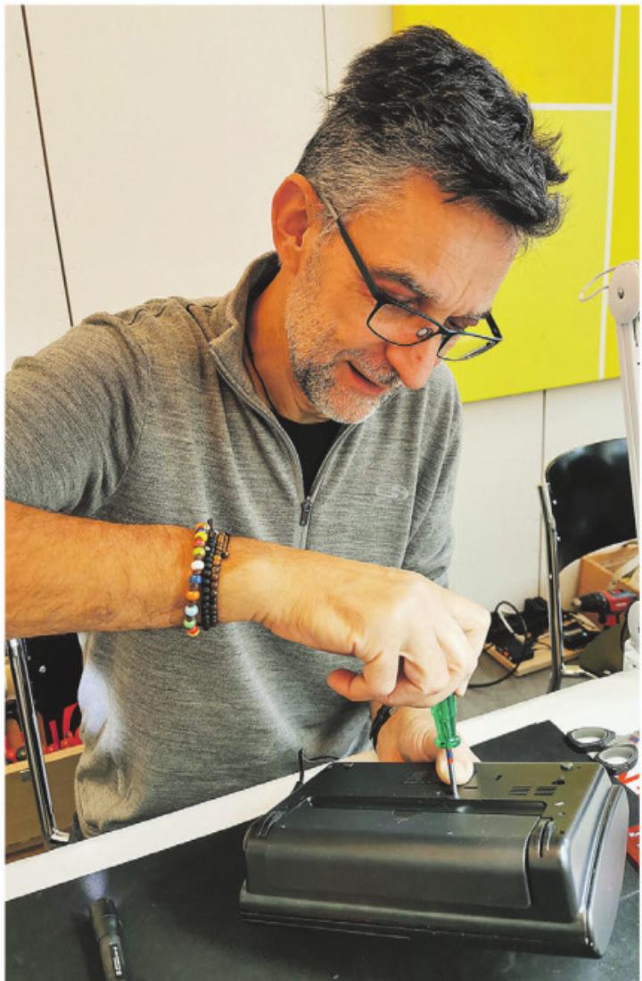 Reparaturarbeit am Elektronikstand. Bild: Repair Café Hinterthurgau
