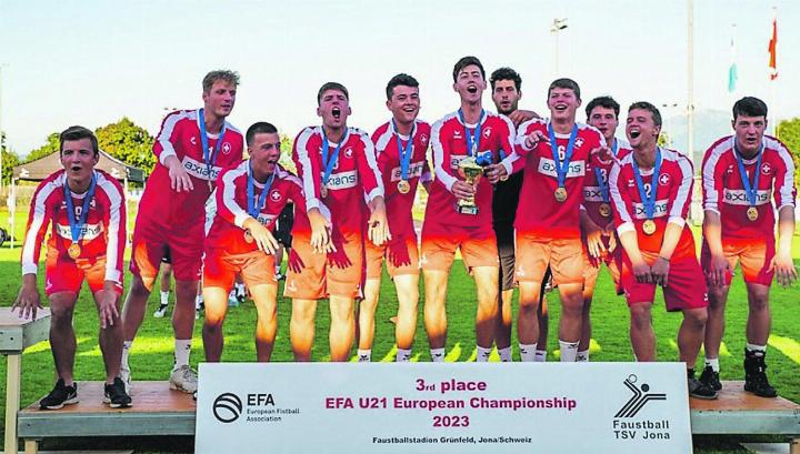 Die Schweizer U21-Nationalmannschaft freut sich über den 3. Platz an der EM in Jona. Bild: Jessica Matuh, Swiss Faustball