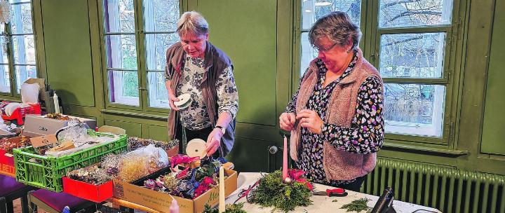 Die 80-jährige Esther Rupp zeigt Floristin Esther Herzig die Kunst des Ausdekorierens.