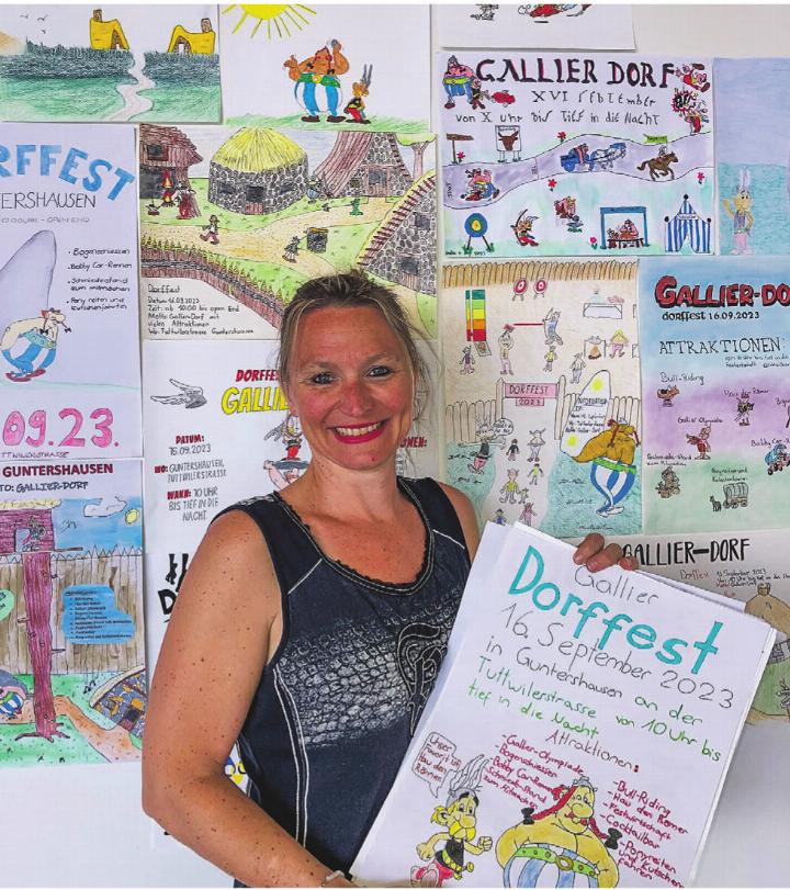 Stolz präsentiert Claudia Fisch die vielen liebevoll gestalteten Dorffest-Werbeplakate der Guntershauser Primarschüler.