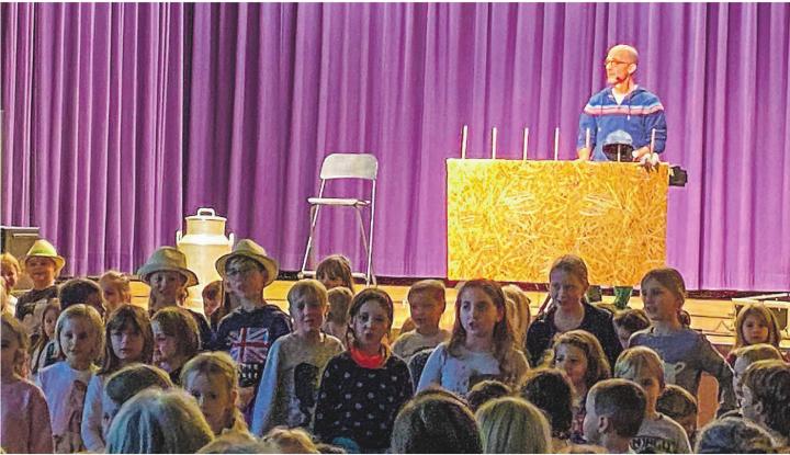 Kinder singen und klatschen begeistert bei den Mitsingkonzerten mit.