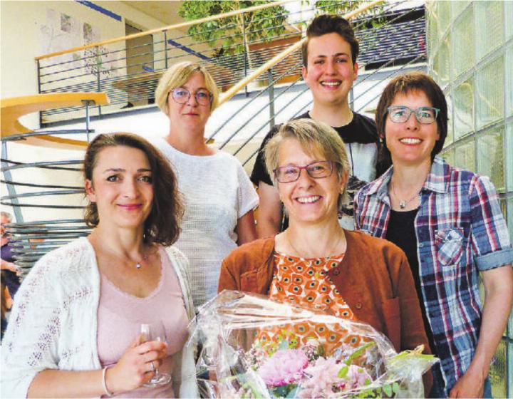 Schulpräsidentin Astrid Keller mit Blumenstrauss, umgeben von den Kandidierenden. Bild: Kurt Lichtensteiger