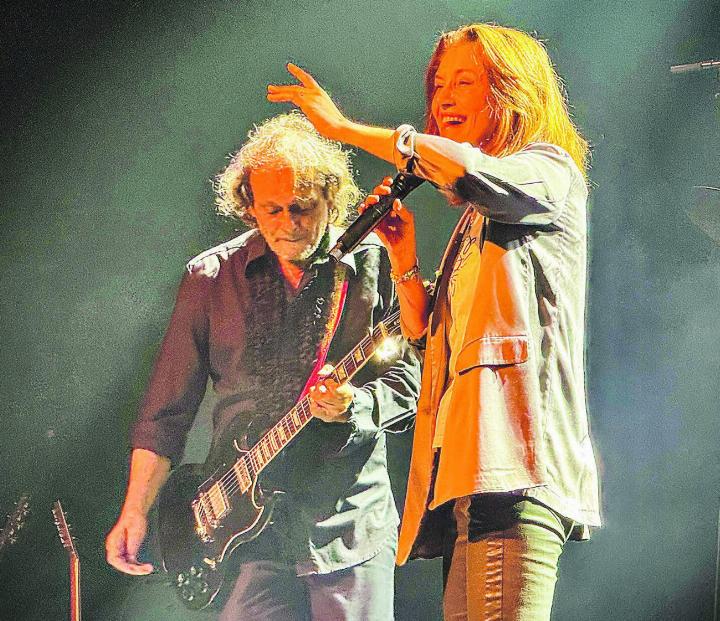 Sina mit Gitarren-Altmeister Jean-Pierre von Dach. Bild: Marianne Burgener