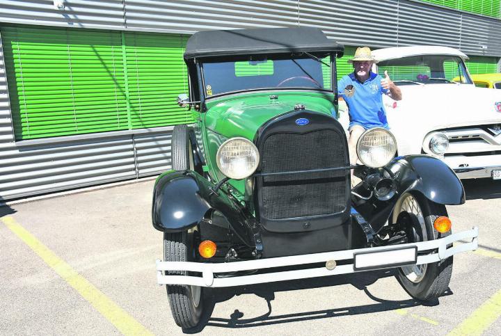 Ruedi Pulfer aus Häuslenen mit seinem restaurierten Ford A von 1928. Bilder: Albert Büchi