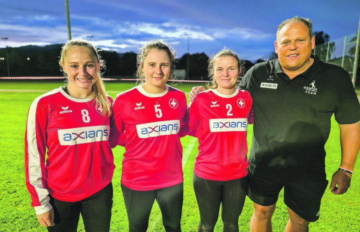 Medaille als Minimalziel in Argentinien. V.l. Markéta Lang, Adéla Lang, Liliane Bär und Oliver Lang (Trainer Frauen). Bild: Marion Isliker