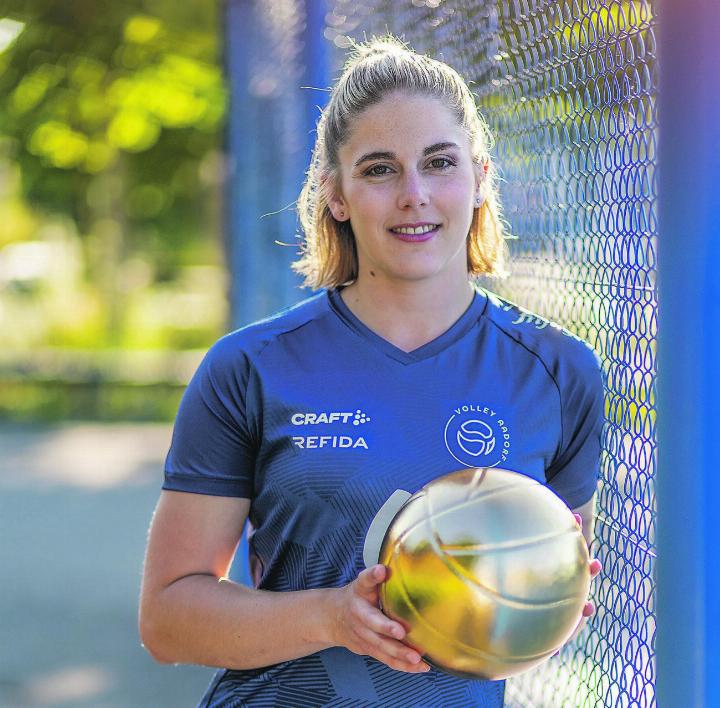 Jana Keller erhielt für den Match gegen VBS Visp die Auszeichnung als wertvollste Spielerin von Volley Aadorf. Bild: Andrea Candraja