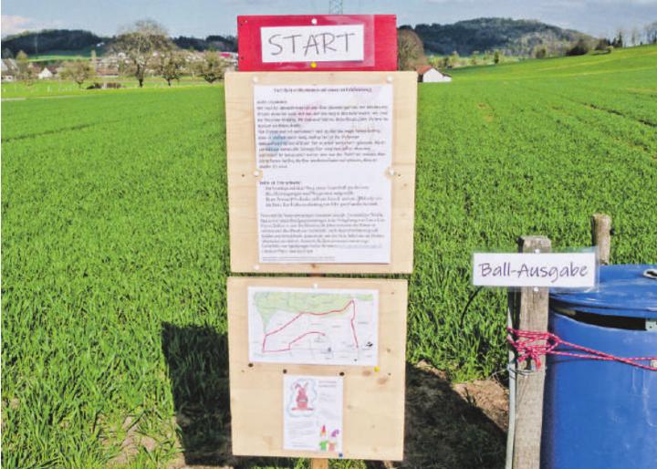 Eine Infotafel und Bälle zum Mitnehmen gleich beim Start. Bilder: Kurt Lichtensteiger