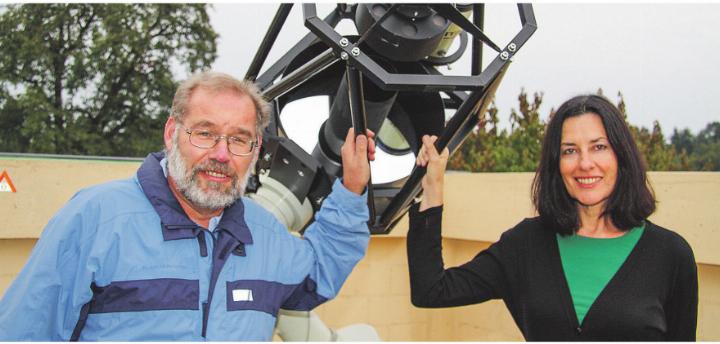 Markus Griesser mit der australischen Journalistin Natalie Kestecher am Teleskop der Sternwarte Eschenberg. Bild: zVg