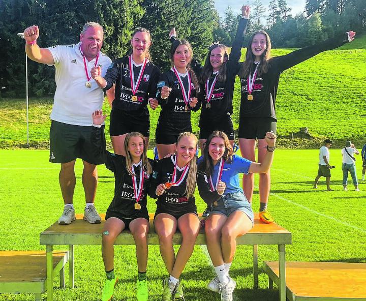 U18-Schweizermeisterinnen von links: Coach Oliver Lang, Nadja Fuchs, Mania Ahmadi, Fiona Gautschi, Guliana Lenherr (hinten), Mirjam Sprenger, Markéta Lang, Co-Trainerin Anja Kündig (vorne).