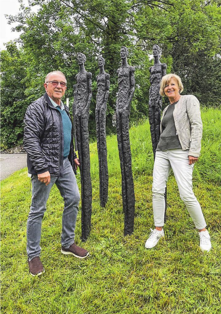 Die Kuratoren Kurt und Gaby Gerber vor dem Werk «Brüder» von Milan Spacek.