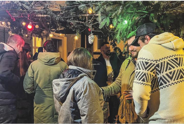 Gewerbler und Gewerblerinnen im heimeligen Garten des Restaurants Grütli in Aadorf.