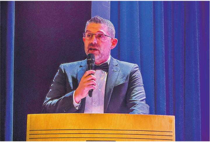 Gemeindepräsident Matthias Küng mahnte zu mehr Toleranz und empfahl, Veränderungen offen und positiv zu begegnen. Bild: Marianne Burgener