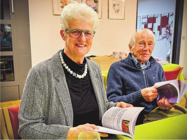 Ruth Büchi-Vögeli und Peter Zinggeler blättern im Jahrbuch – Zinggeler war bis vor zwei Jahren verantwortlich für das Werk. Bilder: Marianne Burgener