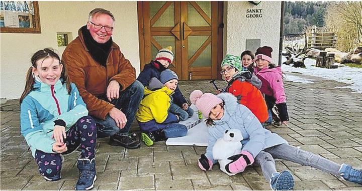 Kinder vollenden ein zweiteiliges Nagelbild nach dem Vorbild von Günther Uecker: Georgsdrache und abstraktes Georgsbild auf weissen Brettern. Bild: zVg