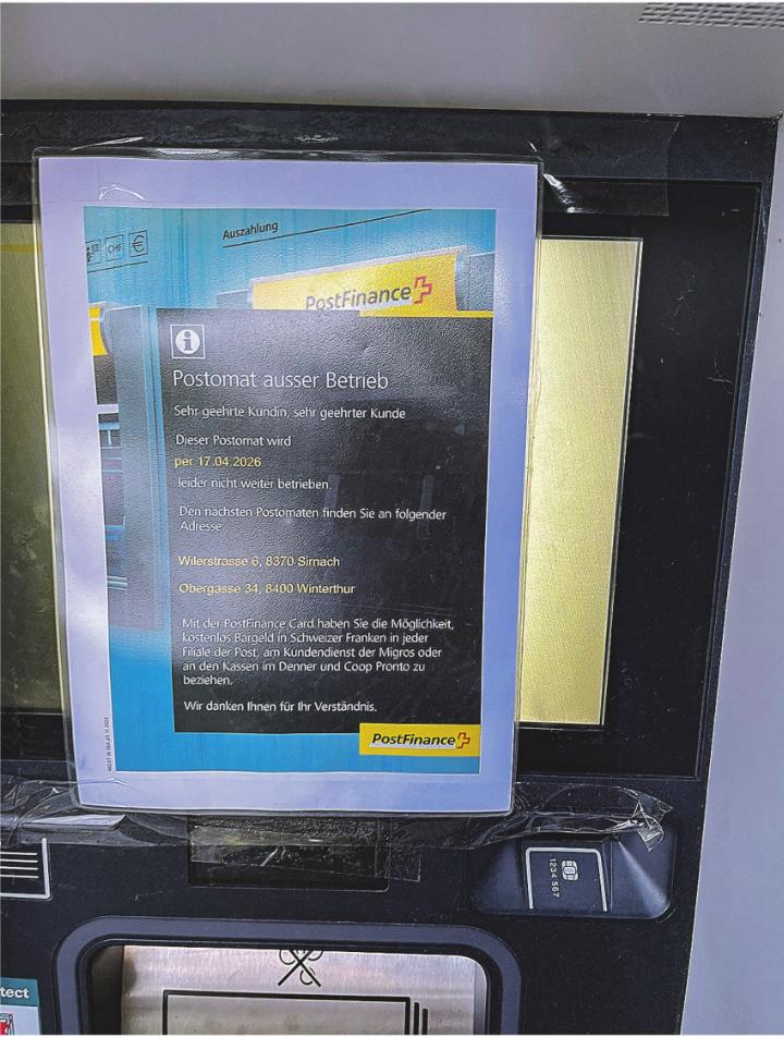 Geldautomat in Elgg mit aufgeklebtem Hinweis, dass der Postomat ausser Betrieb ist. Und jetzt? Leserbild: Dora Zatti, Elgg