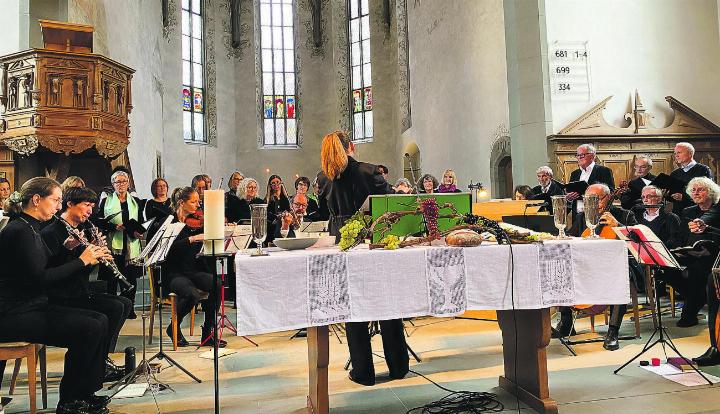 Aufführung der Bach-Kantate unter der Leitung von Hannah Lindner.