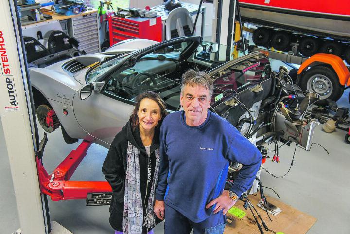 Monika und Norbert Zehnder in ihrer Werkstatt in Ettenhausen – spezialisiert auf sportliche Fahrzeuge.