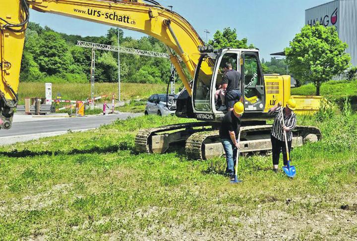 Im Vordergrund Reto und Nora Zehnder beim 1. Spatenstich, im Hintergrund Marcel Brändle von Urs Schatt Tiefbau GmbH als Instruktor für die Hartchrom-Mitarbeiterin Sandra Spitzli für den 1. Baggerbiss. Bild: zVg