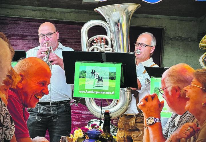 Die Haselbergmusikanten wechselten sich mit «Schwiizer Art» ab und sorgten am frühen Abend für ordentlich gute Laune. Bild: Patrick Hofmann