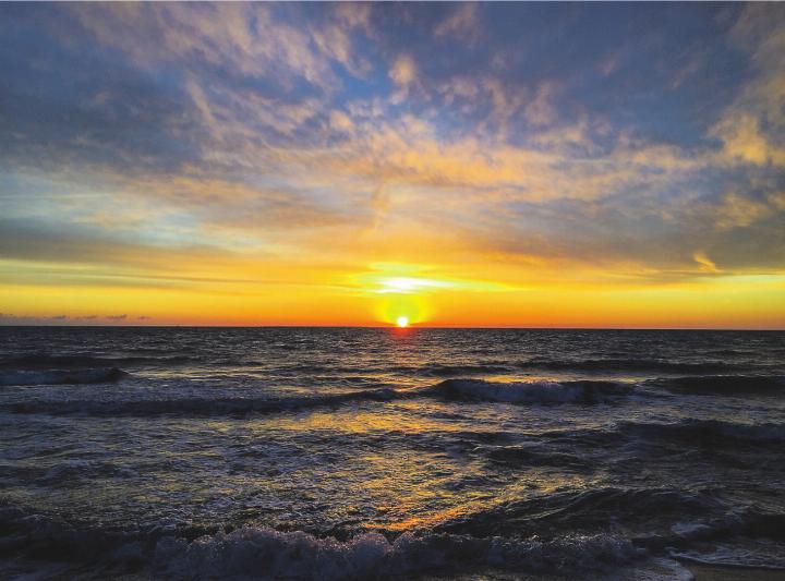 Sonnenuntergang an der Atlantikküste der Normandie. Bild: René Fischer