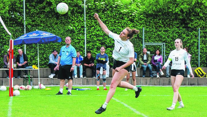 Schlierens Frauen können sich mit einem Sieg gegen Jona wieder in den Kampf um die Final4-Plätze einbringen Bild: Michael Gnos/Swiss Faustball