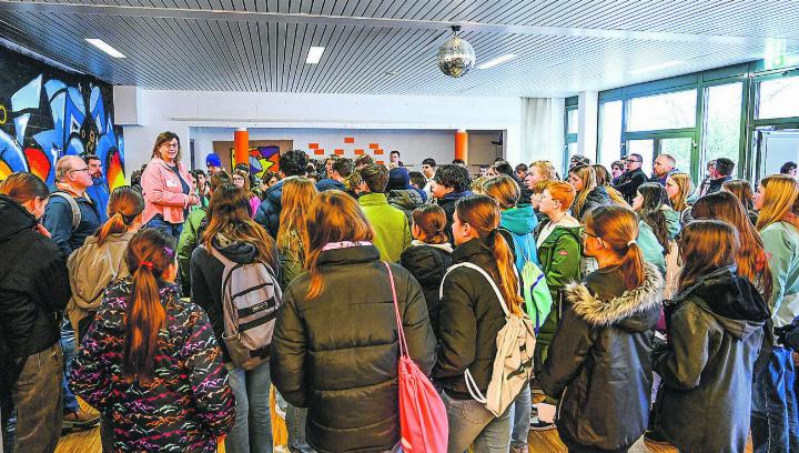 Für die rund 524 jungen Besucherinnen und Besucher war die Welt der Berufe im Gemeindezentrum Aadorf zum Greifen nah. Bilder: Anita Hasler