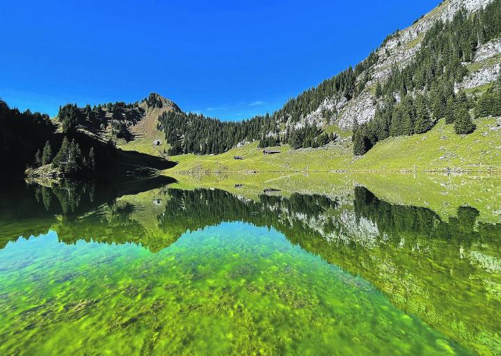 Unten grau, oben blau: Die Bergwelt spiegelt sich im Hinterstockensee unterhalb des Stockhorns. Leserbild: Sonja Lutz, Elgg