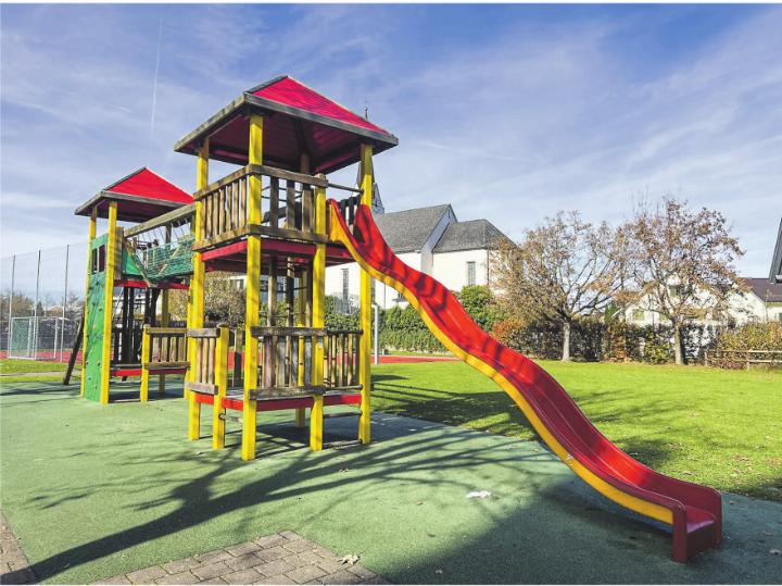 Spielplatz der Primarschule an der Schulstrasse in Aadorf. Das Rauchverbot ist deutlich auf einer Tafel kommuniziert.