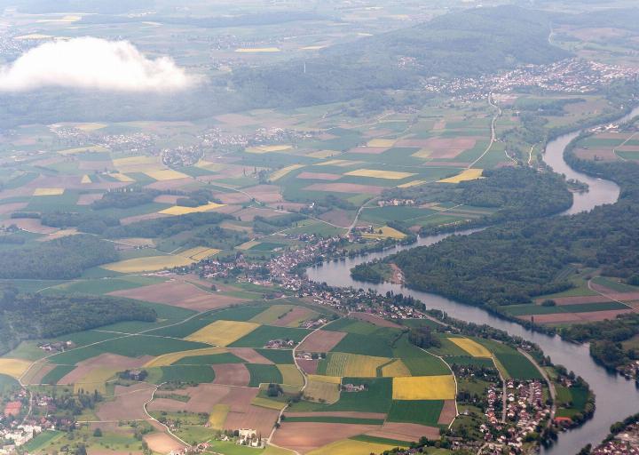 Blick auf das Rheinknie bei Büsingen mit Schaarenwiese und Schaarenwald. Bild: Wikipedia