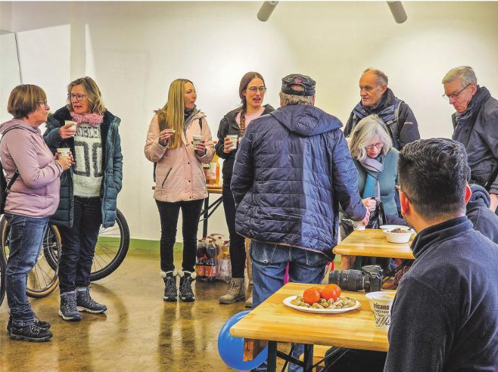 Neueröffnung mit Snacks. Glühwein und Gesprächen.