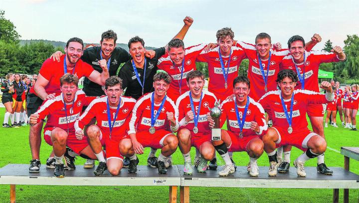 Die U21-Männer freuen sich über die Silbermedaille. Mit dabei auch Malte Meissner (Hintere Reihe, 3.v.r.) und Angelo Tortelli (vordere Reihe, 3.v.r.). Bild: Uwe Spille /EFA