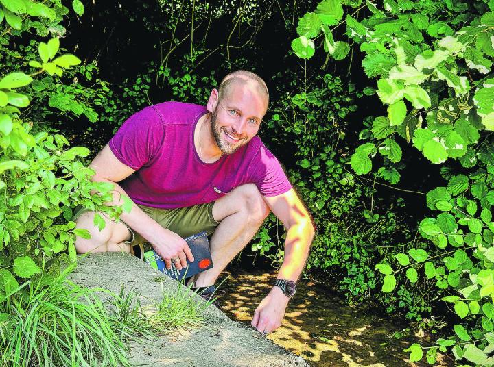 Steve Schild beim Verstecken eines Schatzes, der nur darauf wartet, bald wieder gefunden zu werden. Bild: Marianne Burgener