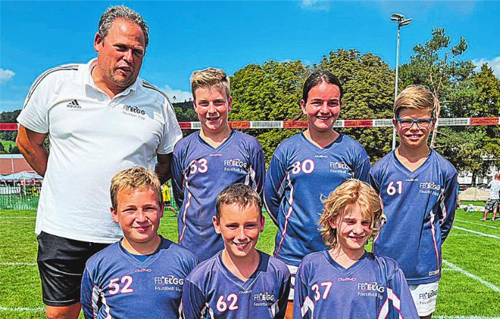 FB Elgg U12: Oli Lang, Tim Scheuring, Gloria Nufrio, Elias Straumann (hintere Reihe von links); Bild: Nicolas Fehr Ales Lang, Marvin Kneubühler, Dominic Lutz (vorne von links).