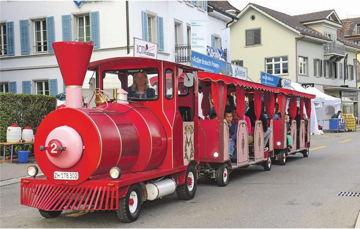 Die Bimmelbahn dreht ihre Runden durch den Elgger Dorfkern und sorgt für Fahrspass bei Jung und Alt. Bild: zVg