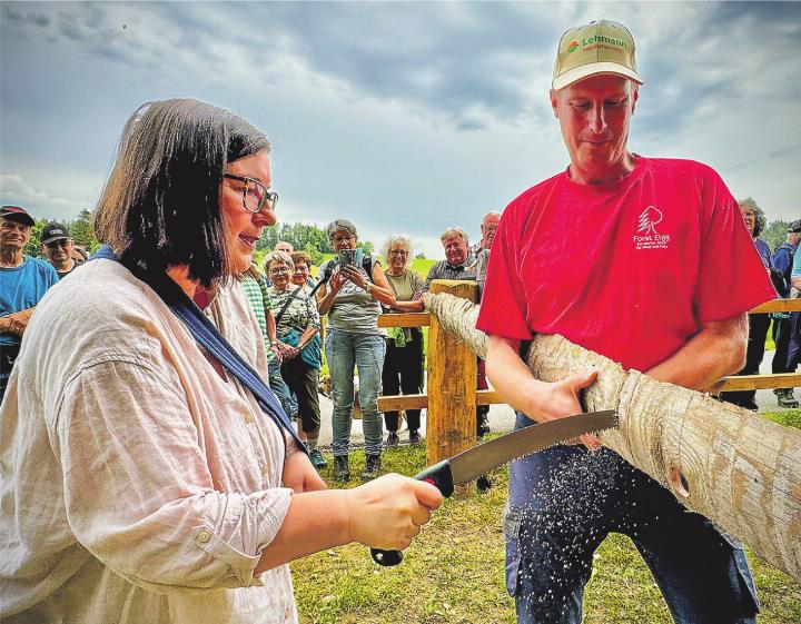 Mit Unterstützung von Chrigel Schaerer gab Stephanie Hugentobler den Weg frei zum neuen Vitaparcours. Bild: Marianne Burgener