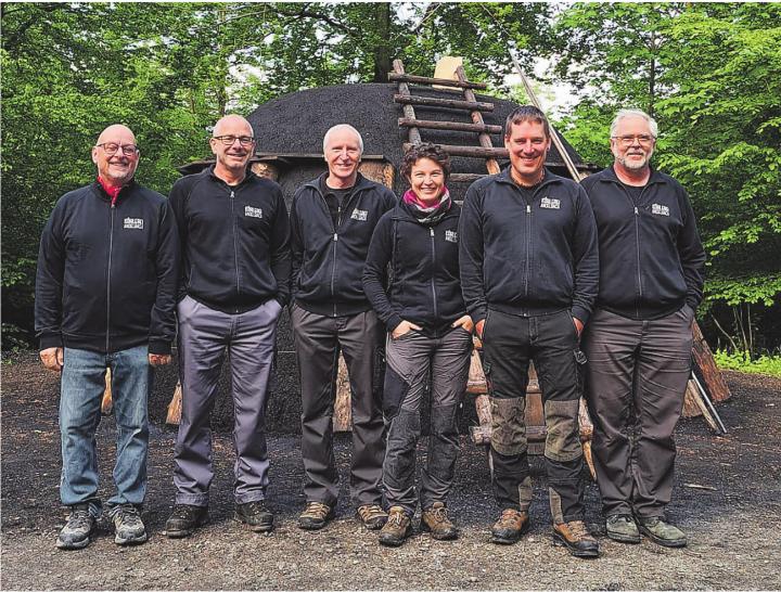 Die Mitglieder der Köhlerei Andelbach vor ihrem Meiler, mit Urs Flunser als zweiter Person von rechts. Die Mitglieder der Köhlerei Andelbach vor ihrem Meiler, mit Urs Flunser als zweiter Person von rechts.