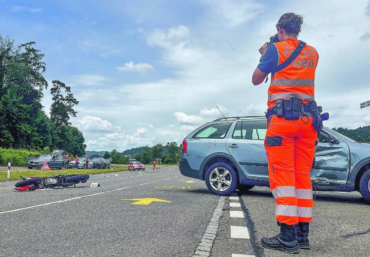 Einsatzkräfte vor Ort: Nach der schweren Kollision zwischen einem Auto und einem Motorrad am Freitagmittag, bei der ein 16-jähriger Motorradlenker schwer verletzt wurde. Bild: Kapo