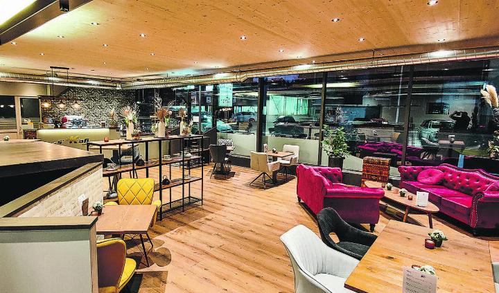 Die Geburtsstunde des «Kafis»: Eine neue Bistro-Räumlichkeit in Aadorf, wo einst Autos der Garage Keller AG ausgestellt waren. Bild: zvg