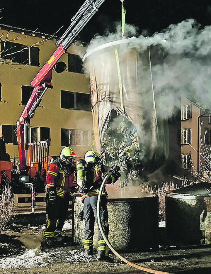 Weshalb der Unterflurcontainer an der Aadorfer Morgentalstrasse in Brand geriet, ist noch unklar. Bild: zVg