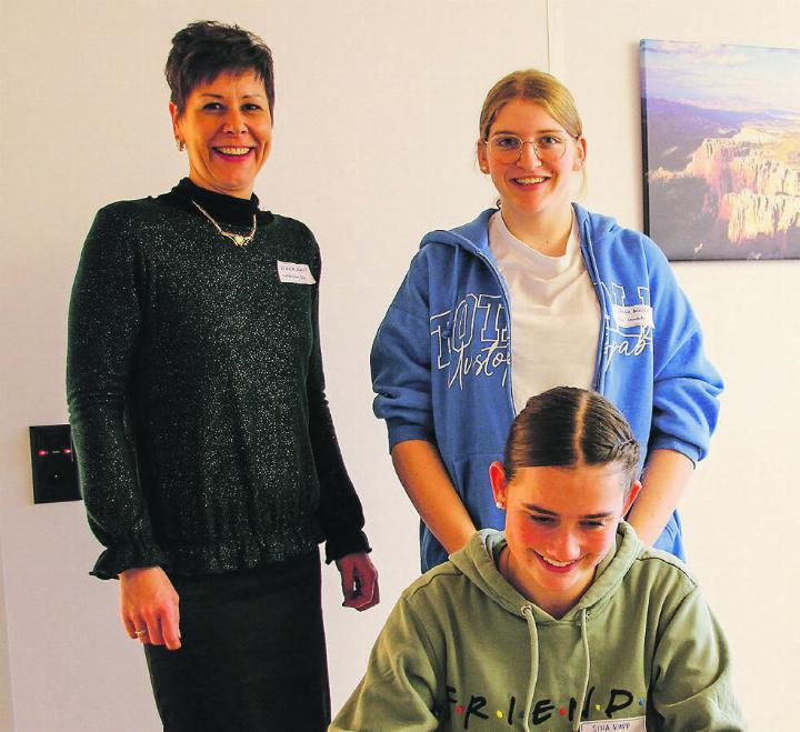Betriebsleiterin Regula Münst (links) mit den Auszubildenden Sarah Müller und Sina Rupp (sitzend).