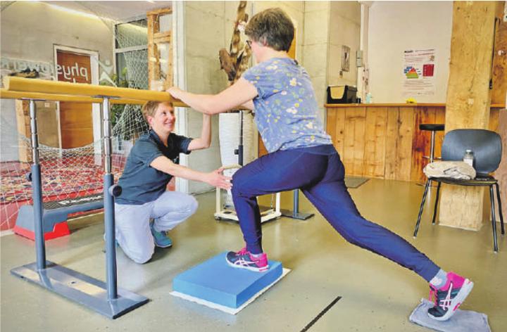 Martina Allenspach führt mit einer Patientin eine Übung aus dem Glad-Programm durch. Bild: Marianne Burgener
