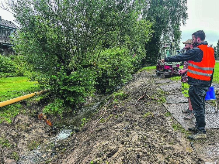 Struktur-Aufwertungsarbeiten am Tüllbach bei der Kollbrunnerstrasse. Ingenieur Matthias Stucki bespricht mit dem Polier des Bauunternehmens das weitere Vorgehen.